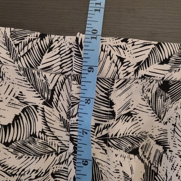 Banana Republic Black & White Leaf Print Dress Shorts 10 - Picture 10 of 15